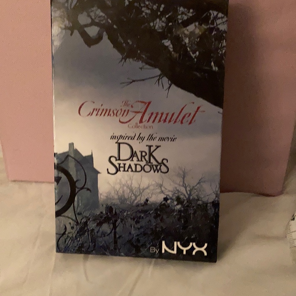 NYX DARK SHADOWS CRIMSON AMULET COLLECTION MAKEUP